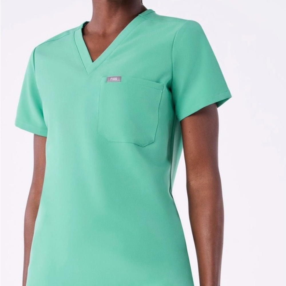 FIGS Women’s Catarina One-Pocket Surgical Green Scrub Top - 2XL Regular